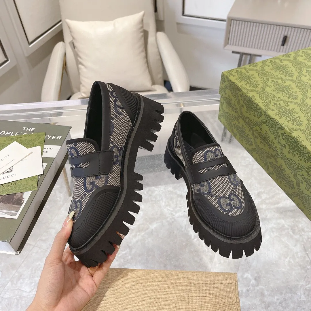 👟👟Ex-factory price 520👟👟 New GG loafers for spring and autumn. Gucci shoes cleverly use unique design elements to inject fresh vitality into the collection design. Crafted from camel and ebony GG canvas, these stylish unisex loafers feature a new interpretation of the brand's classic monogram pattern for the new season. Camel and ebony GG canvas/imported silk cowhide surface, imported silk cowhide lining, same style for men and women, black leather and rubber piping, EVA rubber sole, low heel, 4.5cm heel height, female size: 35#~42#, male size: 39#~47#, Italian creation